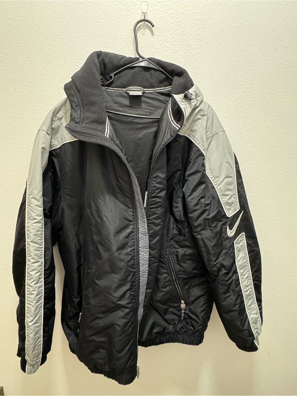 Y2K Nike Men’s Black and Light Gray insulated Jacket